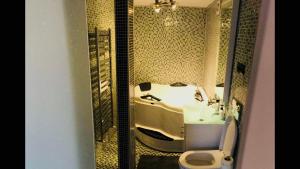 Un baño con bañera, inodoro y lavabo. en Eric Apartment 100, en Bucarest 16 fotos más