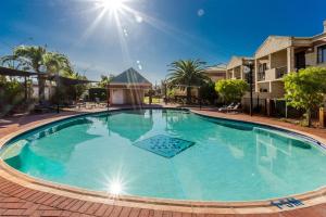 ein großes Schwimmbecken mit blauem Wasser in der Unterkunft Country Comfort Perth in Perth + 32 Fotos