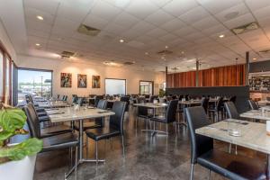 ein Restaurant mit Tischen und Stühlen in einem Zimmer in der Unterkunft Country Comfort Perth in Perth