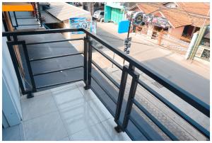 Ein Balkon oder eine Terrasse in der Unterkunft Budi House & Food Station