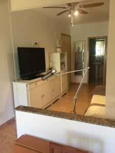 Televízia a/alebo spoločenská miestnosť v ubytovaní Promar Playa 255