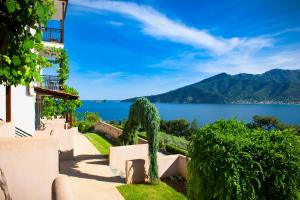 赫里西安蒙達的住宿－Island View Villa，享有湖泊和山脉美景的房子