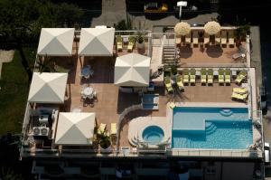 vista aerea di un resort con piscina di Hotel Residence Villa Marzia a Marina di Pietrasanta