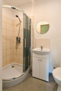 La salle de bains est pourvue d'une douche, d'un lavabo et de toilettes. dans l'établissement Kempings "Ceļmalnieki", à Liepāja
