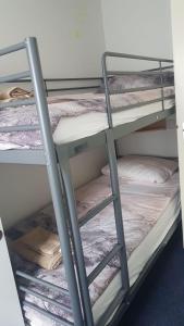 een paar stapelbedden in een kamer bij Appartement Senang, Resort Amelander Kaap in Hollum