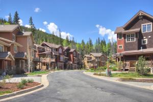 eine Straße in einem Wohnviertel mit Häusern in der Unterkunft 6506 Settlers Creek Condo in Keystone