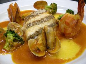 um prato branco de alimentos com camarão e brócolos em Auberge Bonne Chere Raout em Onna