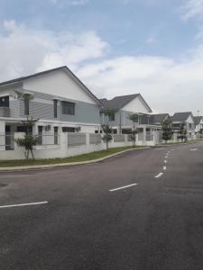 ジョホールバルにあるTampoi Homestayの通路脇の一列