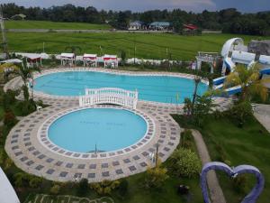 una vista aérea de una piscina en un complejo en Andres Resort, en Nabas