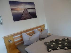 Bett in einem Zimmer mit einem Bild an der Wand in der Unterkunft Ferienwohnung "Sonnenschein" in Selb