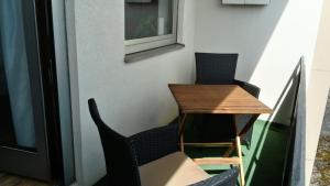 ゼルプにあるFerienwohnung "Sonnenschein"の小さな部屋に椅子2脚とテーブル1台