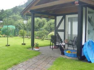 een kleine jongen die speelt in een kom in een tuin bij Pension Alois Hennecke in Schmallenberg