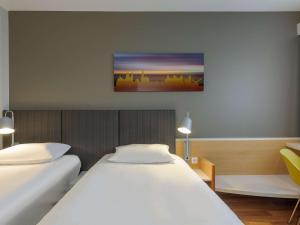 Postel nebo postele na pokoji v ubytování ibis Hotel Würzburg City