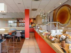 ibis Hotel Würzburg City tesisinde bir restoran veya yemek mekanı