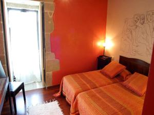 a room with a bed, a lamp, and a window at Pazo Larache in Santa Cristina de Cobres