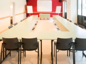 a conference room with a long table and chairs at ibis Hotel Brussels Centre Gare du Midi in Brussels