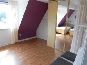 キールにあるFerienwohnung Vieburgの鏡と紫の壁の部屋