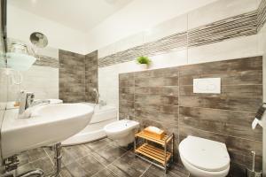 Koupelna v ubytování Brioni Suites + 37 fotografií