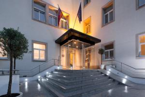 um edifício com escadas em frente a um edifício em Mamaison Residence Sulekova Bratislava em Bratislava