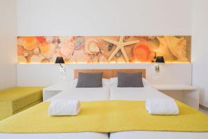 Postel nebo postele na pokoji v ubytování azuLine Hotel Pacific