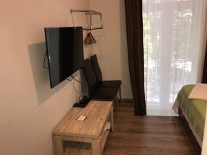 TV a/nebo společenská místnost v ubytování Aleon Hotel