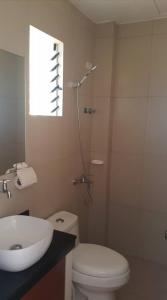 un bagno con wc, lavandino e doccia di SLAM'S Garden Dive Resort a Isola di Malapascua
