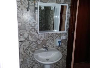 bagno con lavandino e specchio di A casa di Alba a Marsala