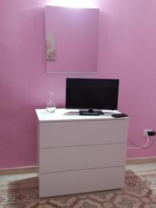 ein weißer Schreibtisch mit einem Computer darüber in der Unterkunft A casa di Alba in Marsala