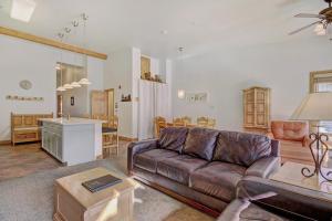 salon ze skórzaną kanapą i kuchnią w obiekcie 5983 Hidden River Lodge Condo w mieście Keystone +31 zdjęć