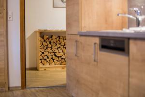 Kuchnia lub aneks kuchenny w obiekcie Stubaier Gletscher XL Apartments Residenz Haus Alpenkönig Ferienwohnungen im alpinen Charme Stubai super Card Inklusive