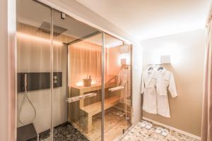 Bilik mandi di Matthiol Boutique Hotel