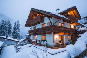 Obiekt Stubaier Gletscher XL Apartments Residenz Haus Alpenkönig Ferienwohnungen im alpinen Charme Stubai super Card Inklusive zimą
