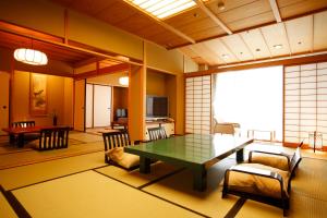 sala de estar con mesa y sillas en Ginsuisou Choraku, en Kobe