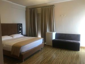 Una cama o camas en una habitación de Hotel Nais Beach