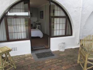 Casa Del Mar في هيرمانوس: غرفة بباب يؤدي لغرفة النوم