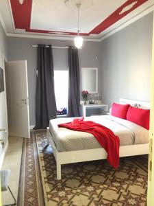 1 dormitorio con 1 cama grande con almohadas rojas en Room Inn Vatican, en Roma