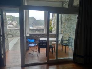 a dining room with a table and chairs at Apartamentos turísticos Vistademar in Luarca