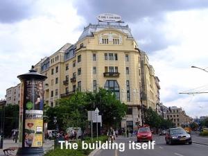 ブダペストにあるDiamond Astoria 4の看板が目の前にある建物