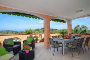 un patio avec une table et des chaises sur un balcon dans l'établissement villa la Scaletta, à Alghero