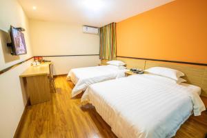 Postel nebo postele na pokoji v ubytování Orange Fashion Apartment Hotel Guangzhou Xiajiao Subway Station Branch