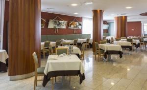 A restaurant or other place to eat at Hotel Victoria Frontemare