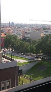 een uitzicht op de stad vanuit een gebouw bij Trindade Apartment in Porto
