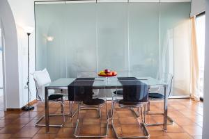 A seating area at Athens Glyfada Riviera Apartment