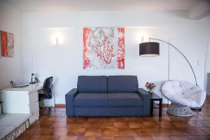 A seating area at Athens Glyfada Riviera Apartment