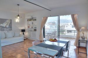 A seating area at Athens Glyfada Riviera Apartment