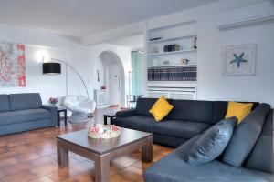 A seating area at Athens Glyfada Riviera Apartment