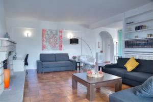 A seating area at Athens Glyfada Riviera Apartment