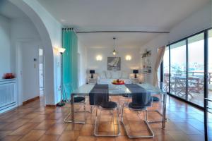 A seating area at Athens Glyfada Riviera Apartment