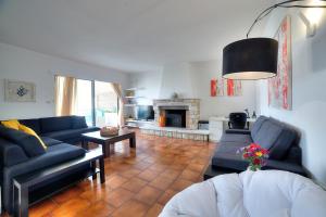 A seating area at Athens Glyfada Riviera Apartment