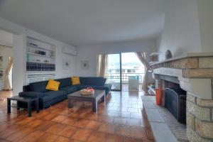 A seating area at Athens Glyfada Riviera Apartment